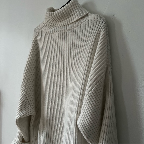 WHITE TURTLE NECK SWEATER - Picture 10 of 10